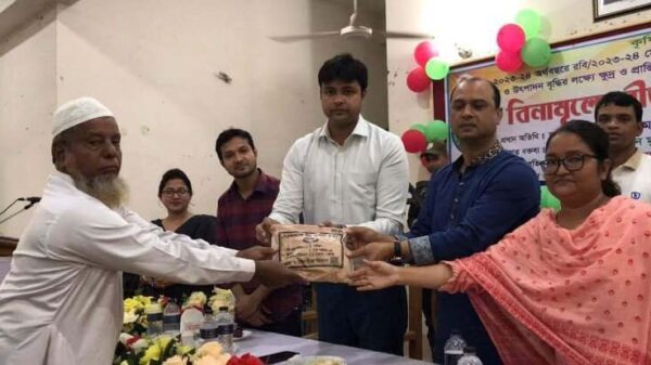 কেরানীগঞ্জে কৃষকদের মাঝে বিনামূল্যে বীজও সার বিতরণ