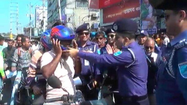 কেরানীগঞ্জে হেলমেট বিহীন মোটরসাইকেল চালকদের মাঝে হেলমেট বিতরণ