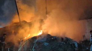 কেরানীগঞ্জে ফয়েল প্যাকেজিং কারখানায় ভয়াবহ আগুন, ক্ষতির পরিমাণ প্রায় ৫০ কোটি টাকা