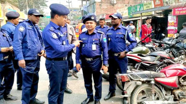 দোহার ও নবাবগঞ্জে নিরাপদ সড়ক ও যানজট মুক্ত করতে পুলিশের বিশেষ অভিযান ও অবৈধ দখল উচ্ছেদ