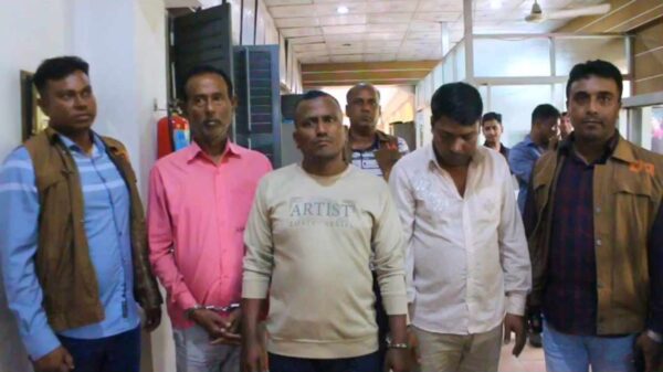 কেরানীগঞ্জে তিন ভুয়া ডিবি পুলিশ গ্রেফতার