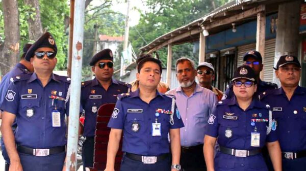 মানিকগঞ্জে ঈদ যাত্রা নির্বিঘ্ন করতে জেলা পুলিশের মতবিনিময় ও পথসভা