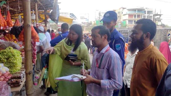 মানিকগঞ্জে বেশি দামে ফল বিক্রি করায় ৬ প্রতিষ্ঠানকে জরিমানা