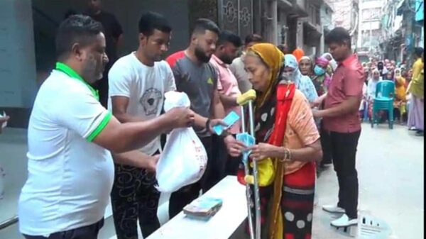 কেরানীগঞ্জে দুস্থ ও অসহায়দের মাঝে ঈদ উপহার সামগ্রী বিতরণ