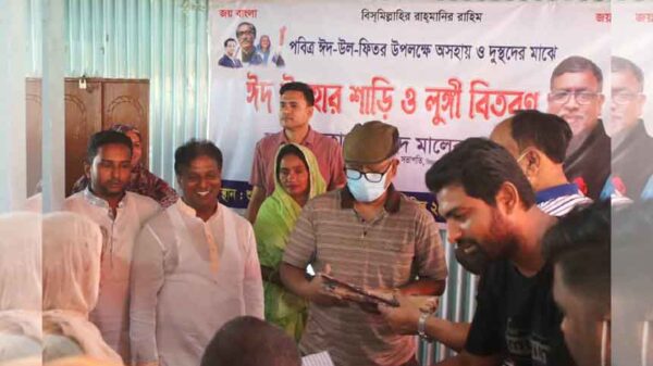 মানিকগঞ্জে জাহিদ মালেকের ঈদ উপহার বিতরণ