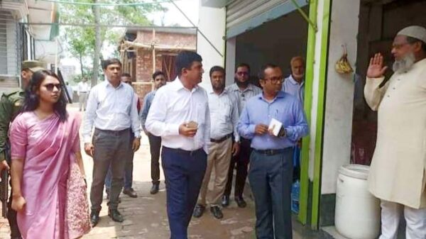 কেরাণীগঞ্জে ভূমি অফিস ও ইউনিয়ন পরিষদ পরিদর্শনে ডিডিএলজি (1)