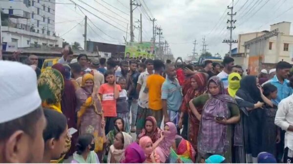 কেরানীগঞ্জে নবনির্মিত রাস্তা ভেঙ্গে ফেলার প্রতিবাদে মহাসড়ক সড়ক অবরোধ