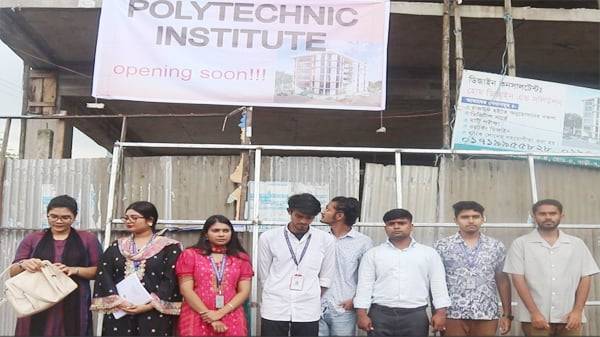 নবাবগঞ্জে নির্মাণাধীন শিক্ষা প্রতিষ্ঠানে হামলা - বিক্ষুব্ধ শিক্ষার্থীরা