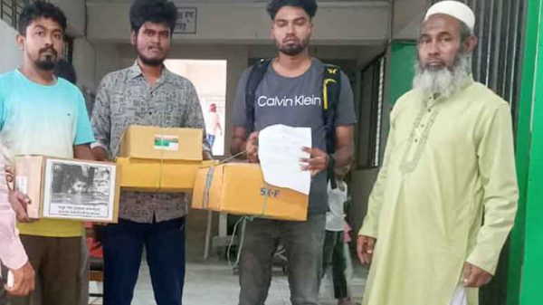 ফেনীতে বন্যার্তদের সহায়তায় দোহার উপজেলা স্বাস্থ্য কমপ্লেক্স ও শিক্ষার্থীরা