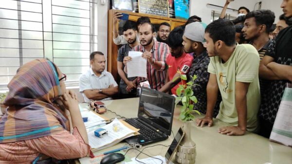 অধ্যক্ষের দূর্নীতির বিরুদ্ধে কারিগরি প্রশিক্ষণ কেন্দ্রে ছাত্র আন্দোলন