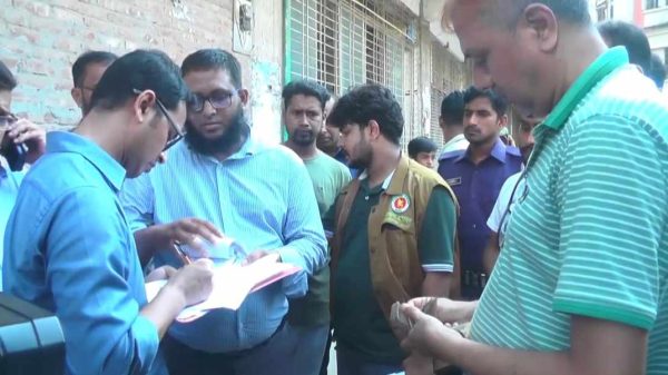 কেরানীগঞ্জে ভ্রাম্যমান আদালতের অভিযানে অবৈধ গ্যাস সংযোগ বিচ্ছিন্ন: দুই ব্যক্তির জরিমানা